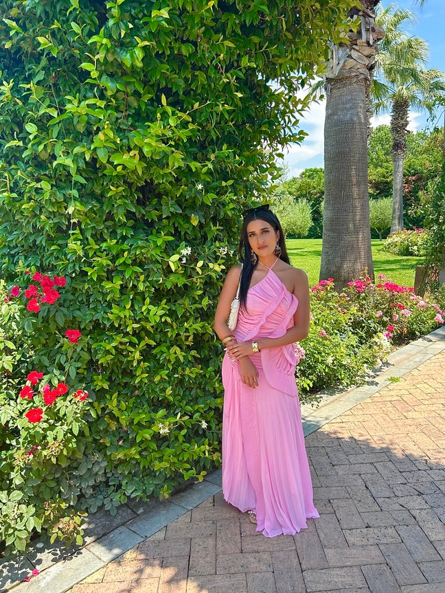 Professional female looking to buddy up Main Photo