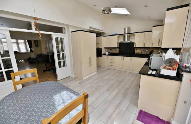 LARGE ROOMS - Stunning House  Main Photo