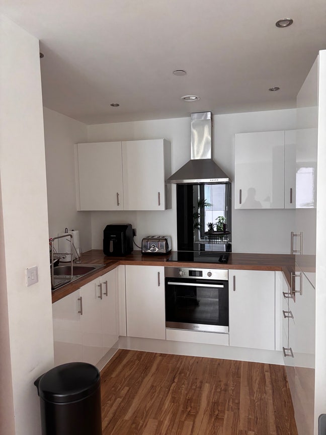 Bright one bedroom apartment on the Quays Main Photo