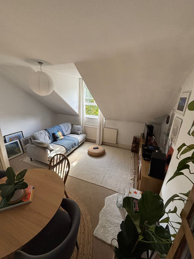 1-bad top-floor apartment in Balham. Main Photo