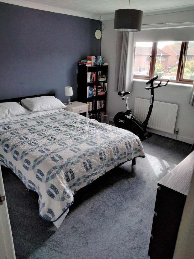 Comfy room in a family home Main Photo