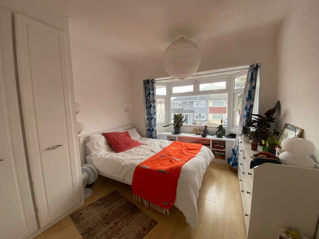 Bright Room Available in Friendly House Main Photo