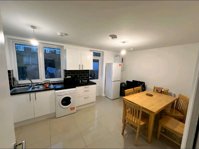 Aldgate*Double*Living Room*Garden Main Photo