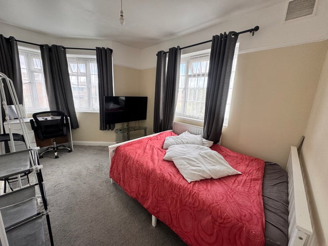 1 Double and a Single room in great area Main Photo