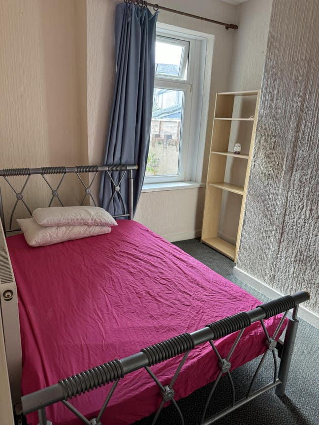3 double rooms available at 25 blackweir terrace Main Photo