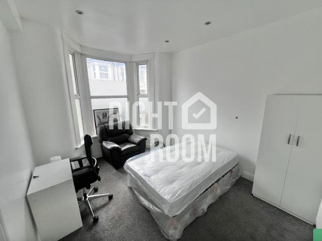 3 Amazing Rooms | 5min to St | Local Shops Nearby Main Photo