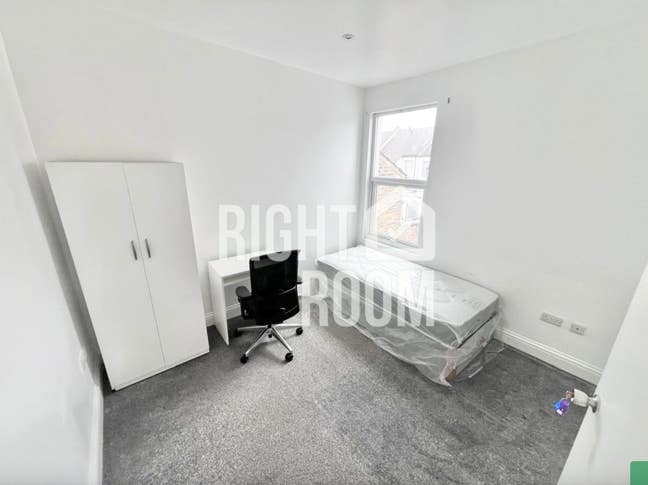 4 Modern Rooms | 5min to St | Local Shops Nearby Main Photo