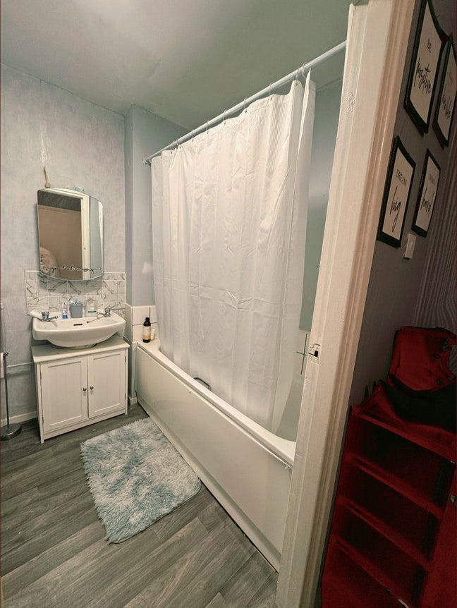 Spare Room Availabe - Female tenant only  Main Photo