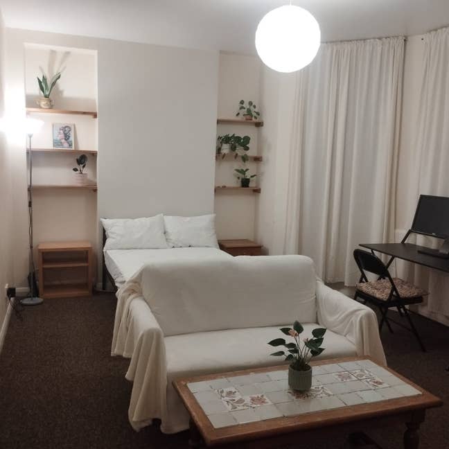 Extra Large, Bright Bedroom – 10min Walk to Beach, Main Photo