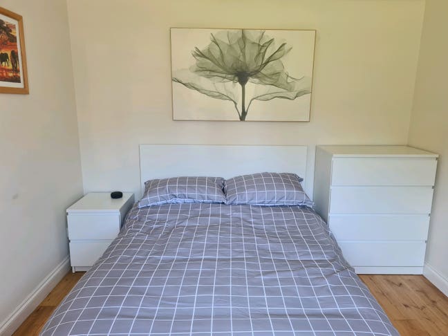Spare double room in shared home Main Photo