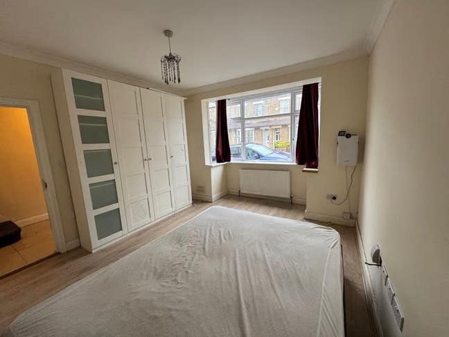 5 Bed house to let in Hounslow TW4 for £3300 Main Photo