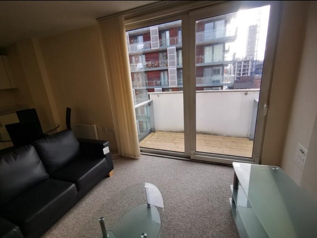Modern 2-Bed 2-Bath in Salford + Parking Income Main Photo