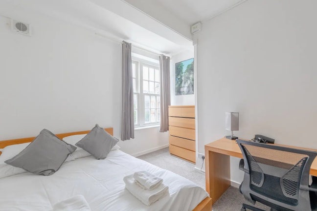 2 Bedrooms Available in a 3 Bedroom Flat  Main Photo
