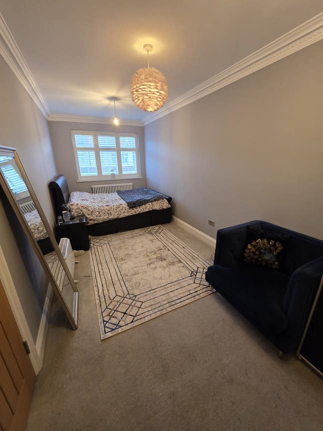 Large Bedroom -En suite bathroom  Main Photo