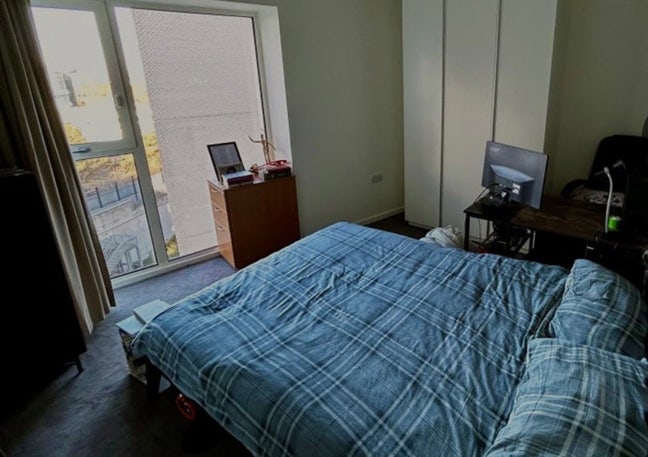 Double bedroom + private bathroom, no deposit  Main Photo