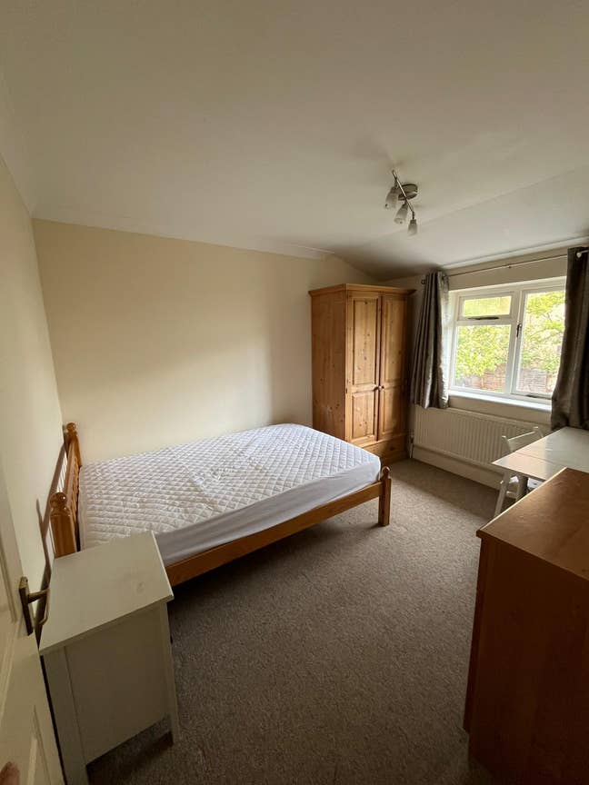 Bedroom available to rent in Kingston Main Photo