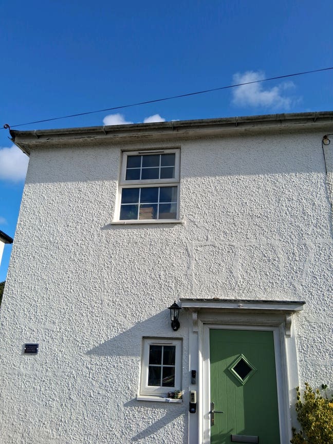 Cottage style house in green suburb Main Photo
