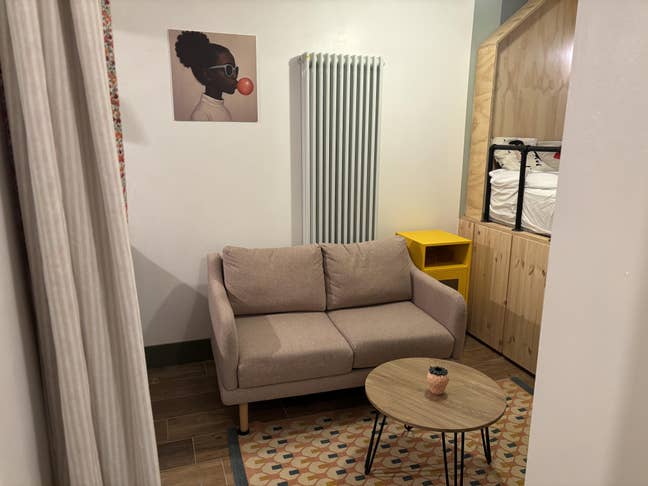 🏡 Spacious Lodger Room with Private facilities  Main Photo
