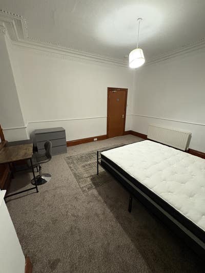 Large double bedroom near city centre Main Photo