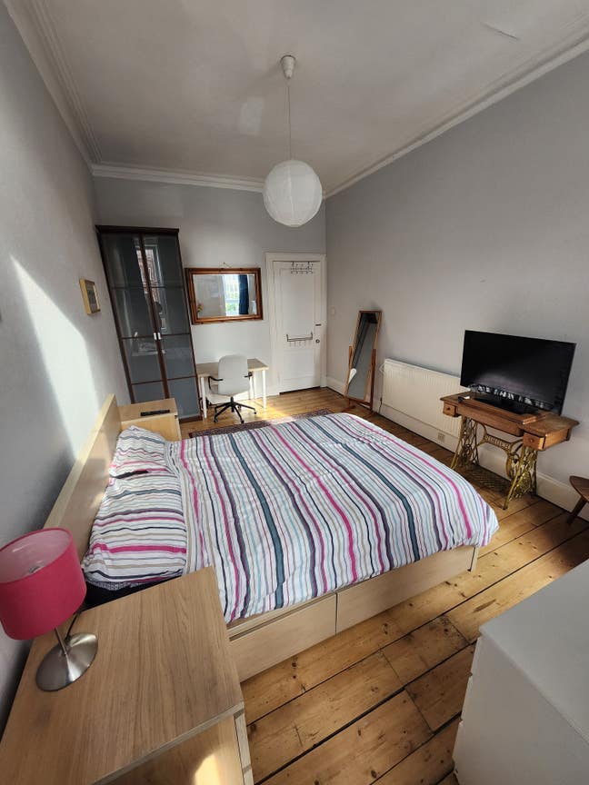 Large Double room with private bathroom Main Photo