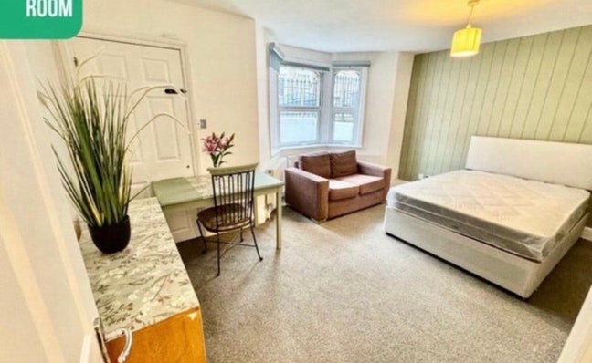 XL Room | Females Only | 2min to St & Shops! Main Photo