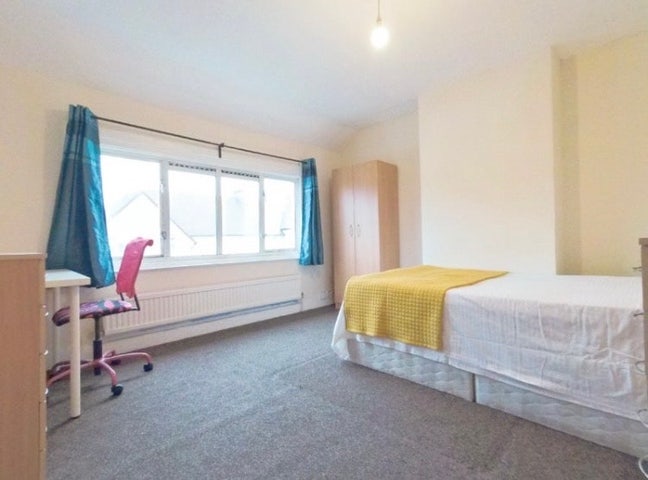 Spacious 4bed house with parking 7min South Ealing Main Photo