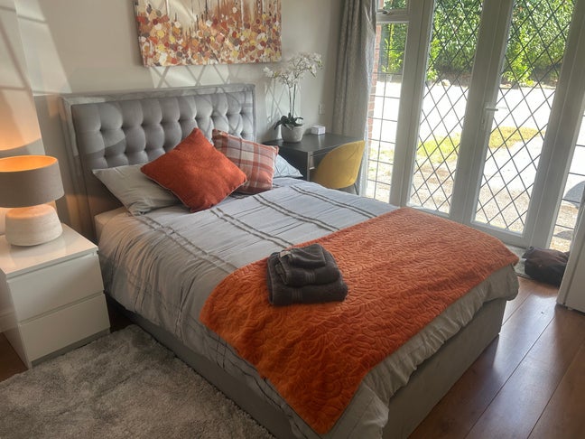 Lovely Double En Suite Room in Private House  Main Photo
