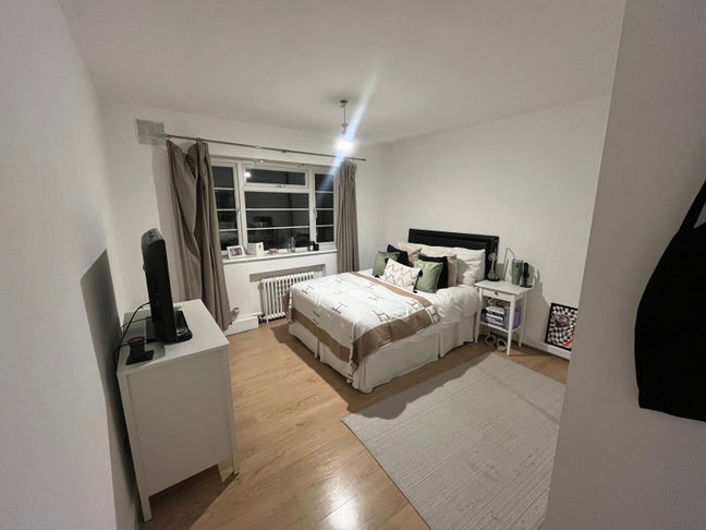 Big room with lots of storage in Streatham Hill Main Photo