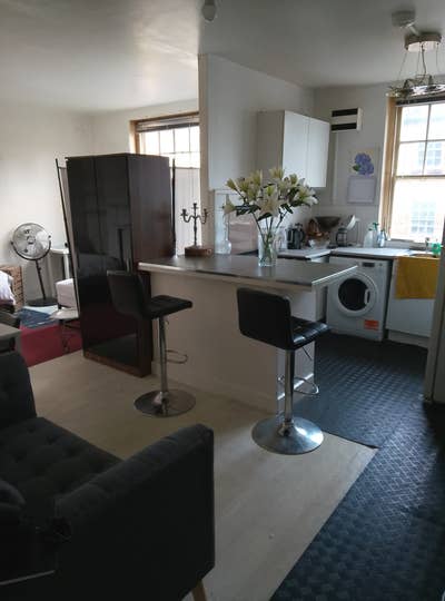 Large room with your own living room and kitchen Main Photo