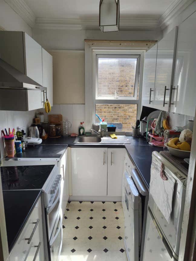 Spacious room in a 2 bedroom house for short term. Main Photo