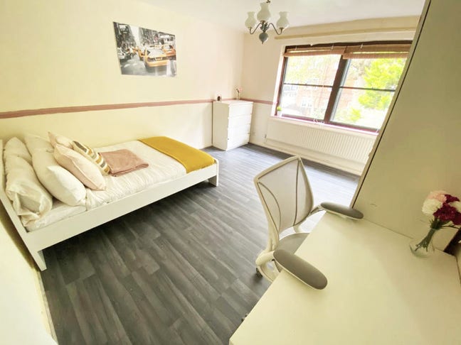 Glorious Double Room in a Stunning Flat Main Photo