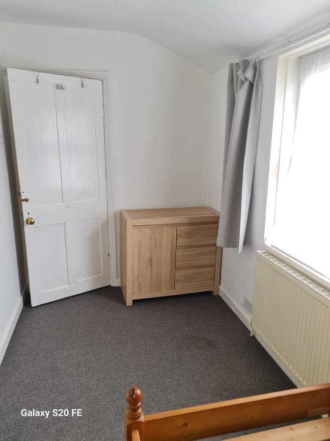 Professional flatmate wanted Main Photo