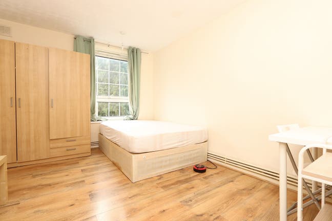 Last economic rooms in Canary Wharf E14 - move now Main Photo