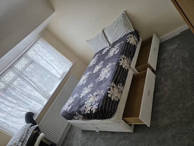 Spacious Double Room with Wardrobe Main Photo