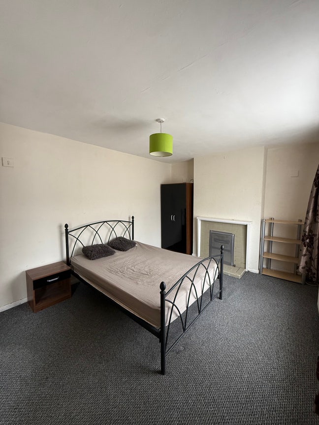 Room to let near Crawley Station Main Photo