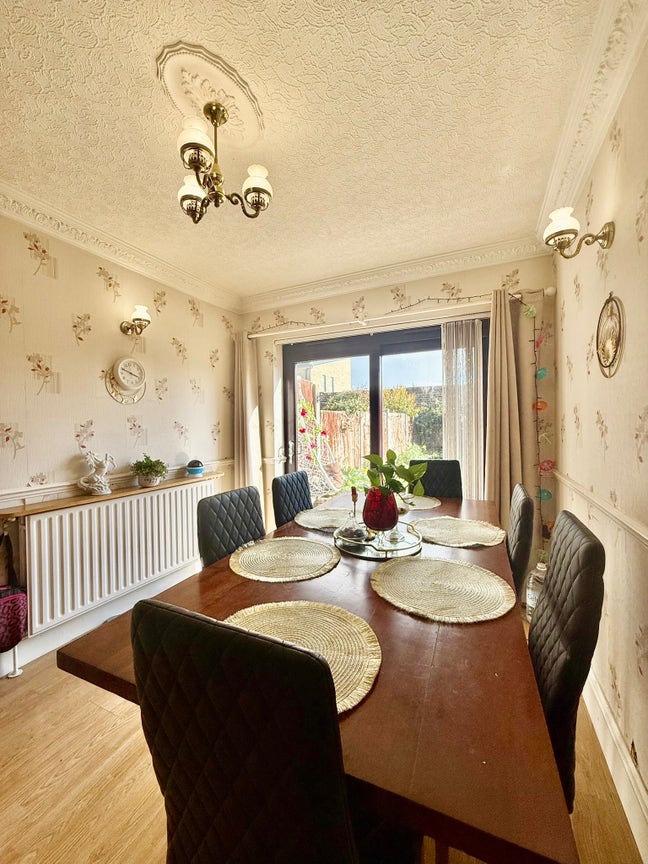 Female person required in a Double and a loft room Main Photo