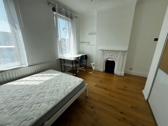 Light, spacious double room to rent.  Main Photo
