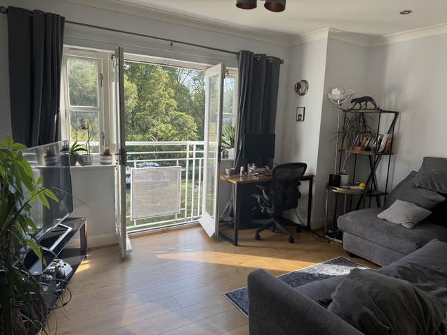 Private Room in 2 Bed Canal Side Flat Main Photo