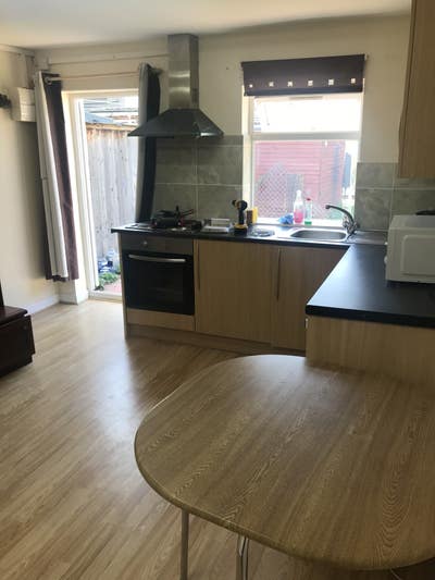  Ensuite independent Studio ,working female Main Photo