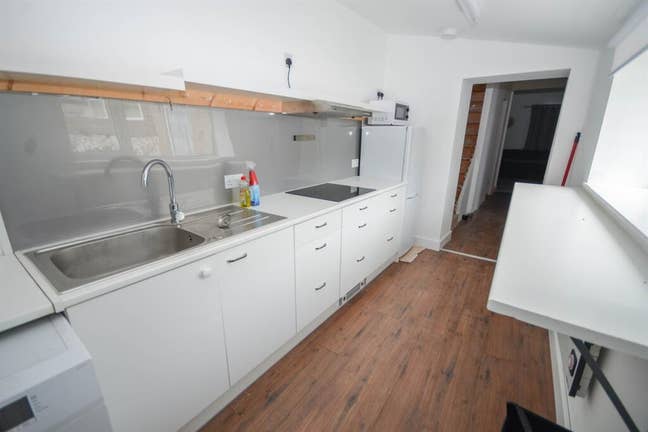 Amazing New 2 Bed Solar House Main Photo