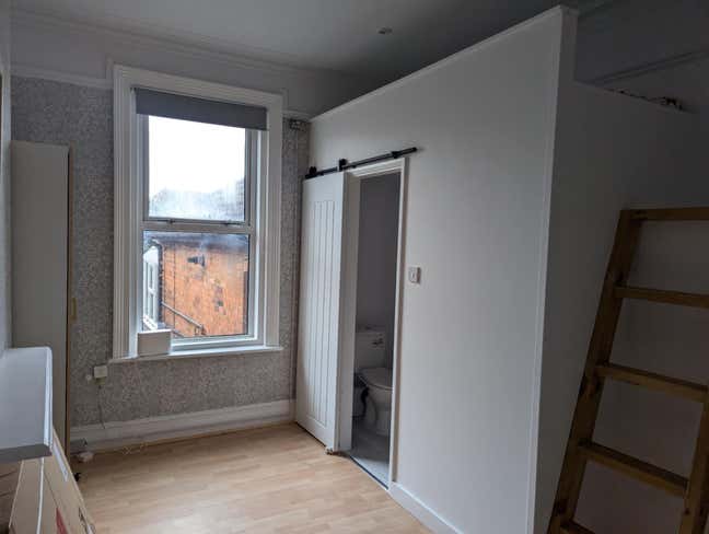 Spacious Rooms in Newly Renovated Flat! Main Photo