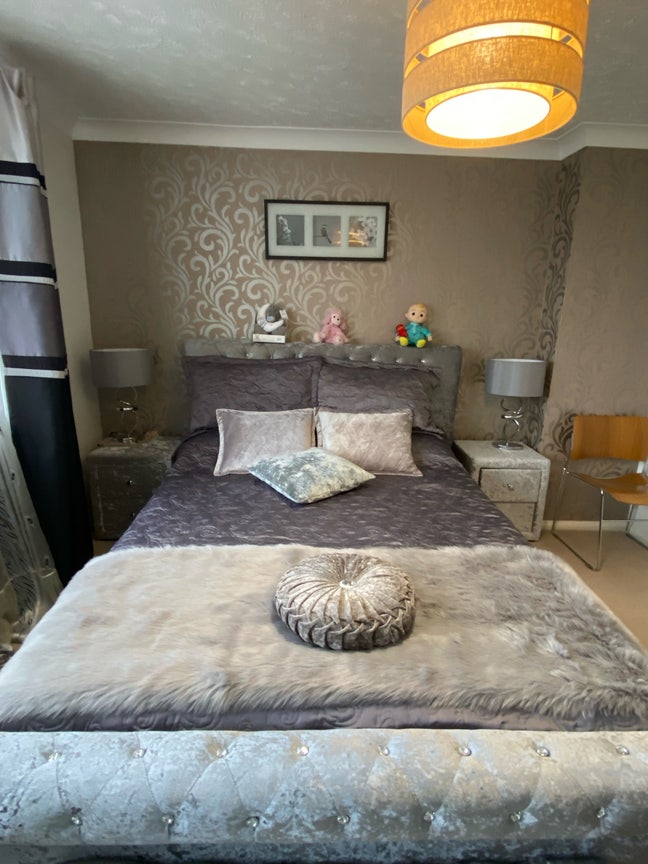 Spacious Master Bedroom in Stunning Detached House Main Photo