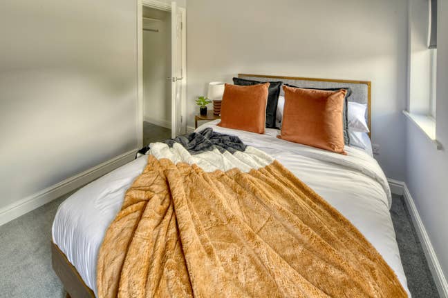 2 Rooms Available in Pristine Kingswood Home Main Photo