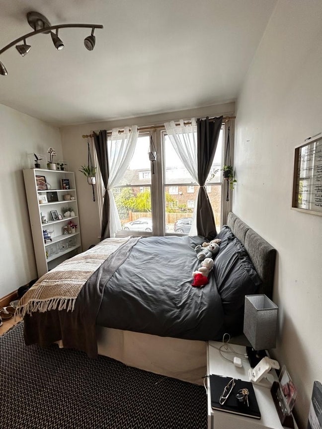 Double room avaliable in social flat Main Photo