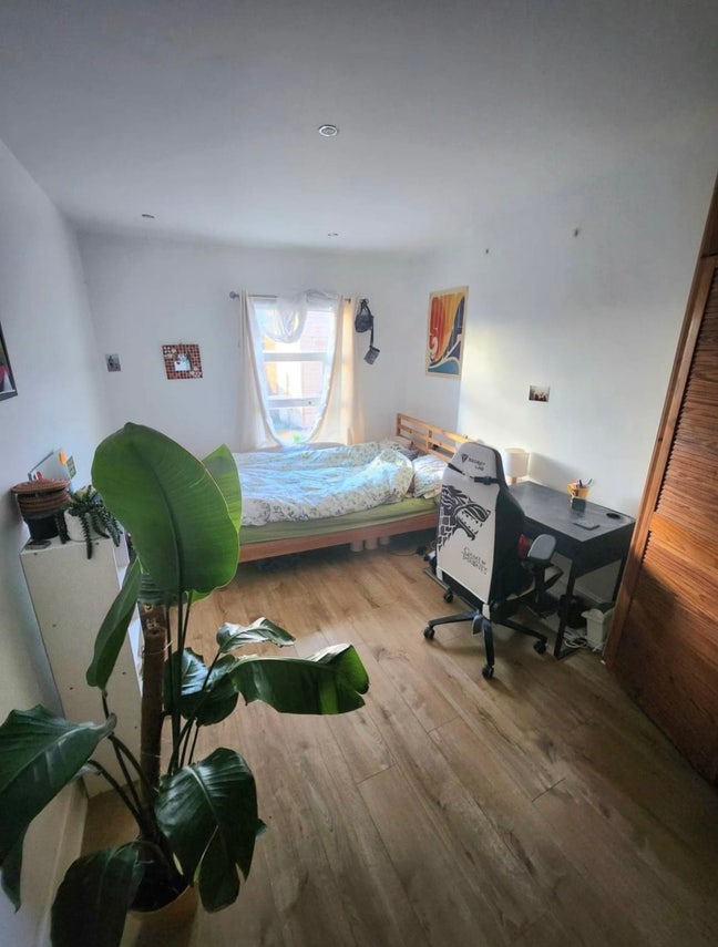 Huge room available in a 3 bed Kilburn flat (zone  Main Photo