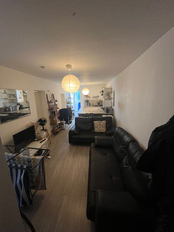 Lovely room right off Broadway Market Main Photo