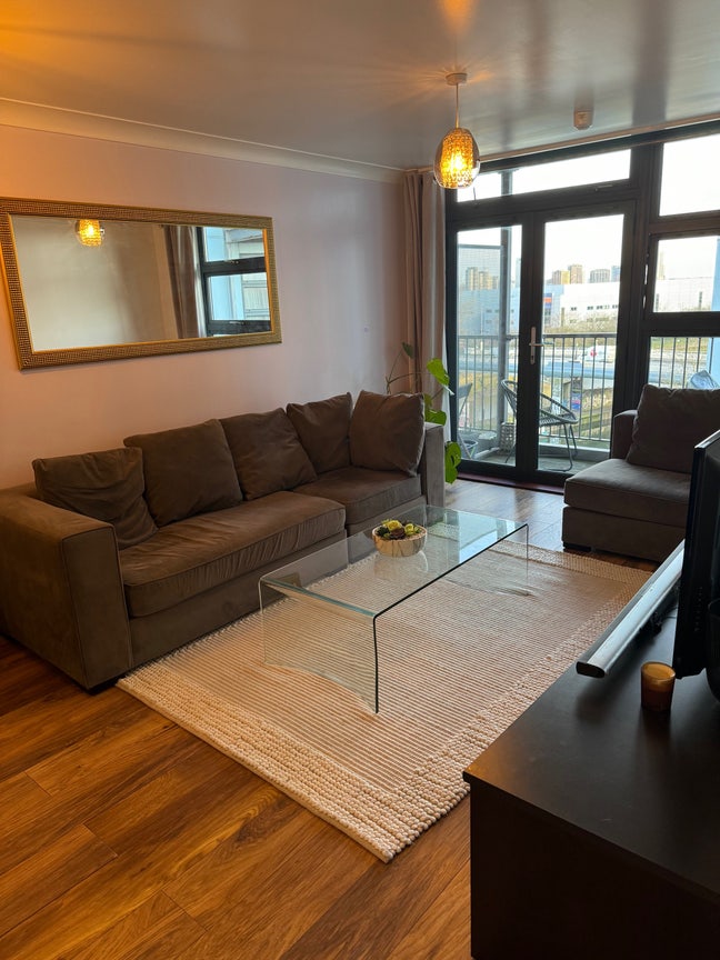 Room for rent in beautiful flat opposite BBB Stn Main Photo