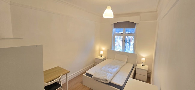 Bright Double Room with Balcony 3 Mins to Tube Main Photo