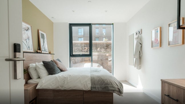 ✨ EEEEEEE Room Available in Spacious Duplex Flat – Main Photo