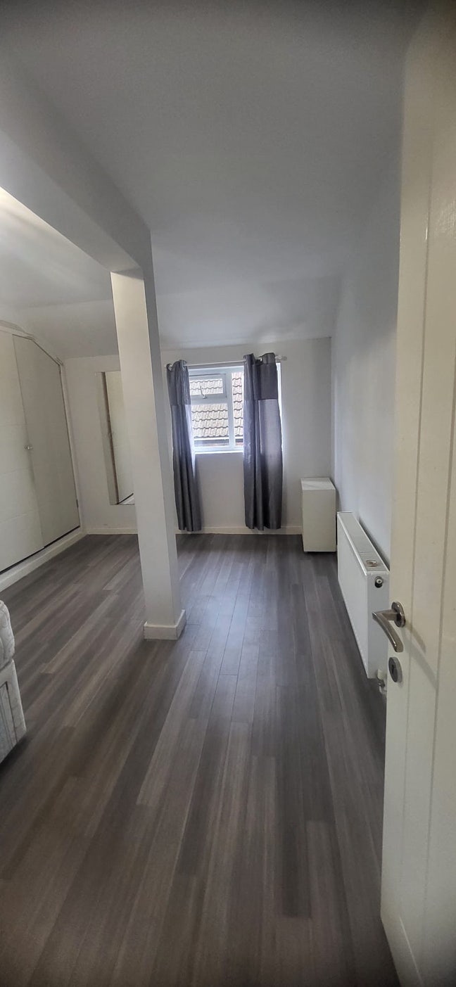  Double room available in a 2 bed flat. Main Photo